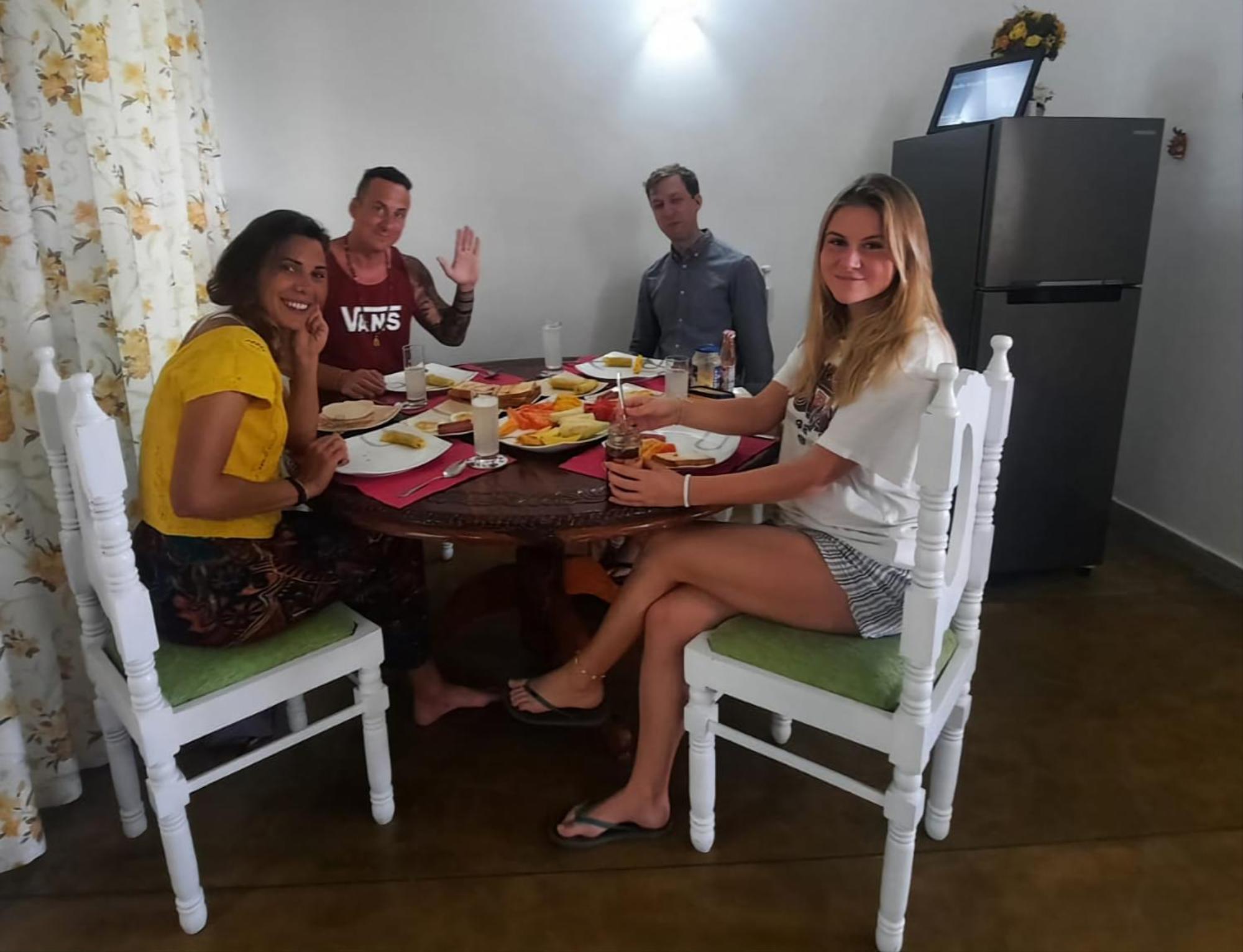 Hello Kandy Homestay Bagian luar foto
